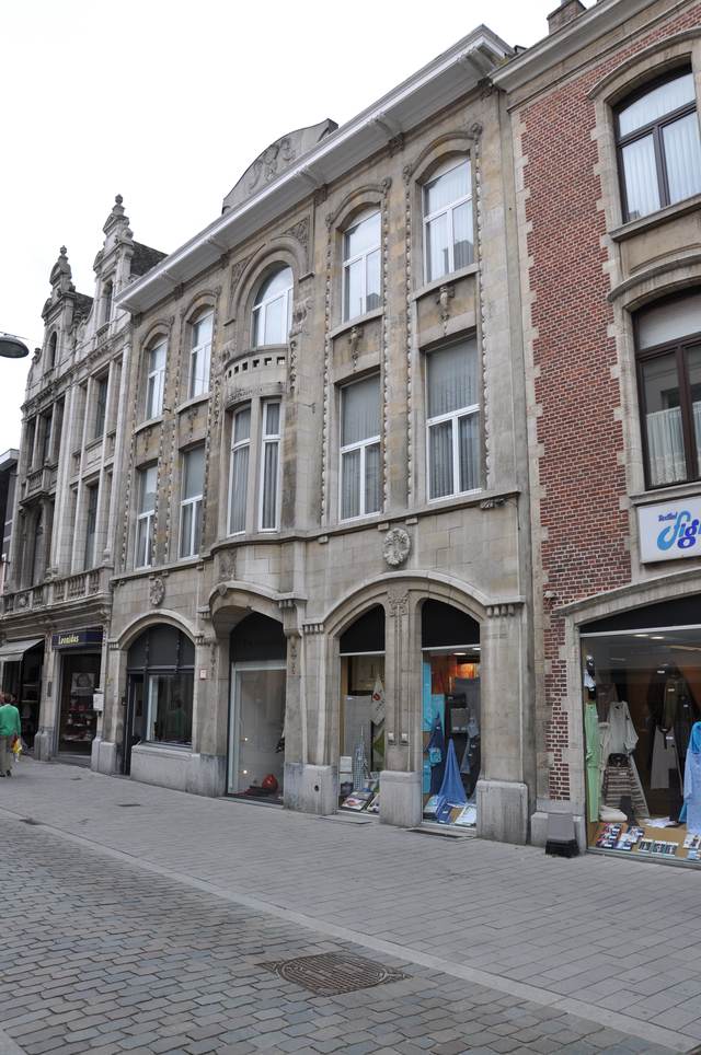 Gevels en etalages in de Antwerpsestraat in Lier