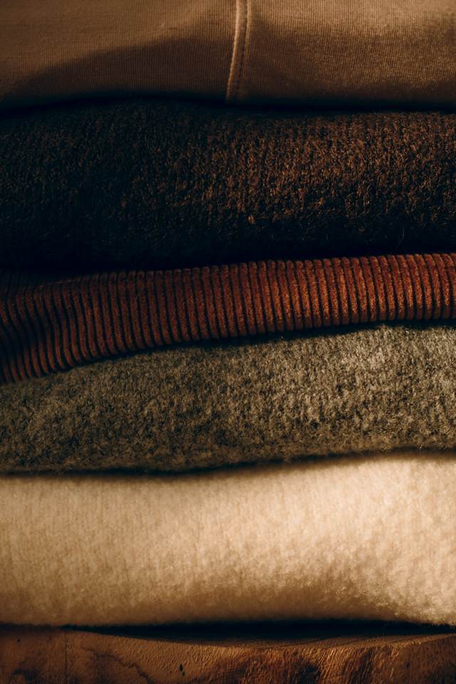Gevouwen truien in warme, neutrale kleuren