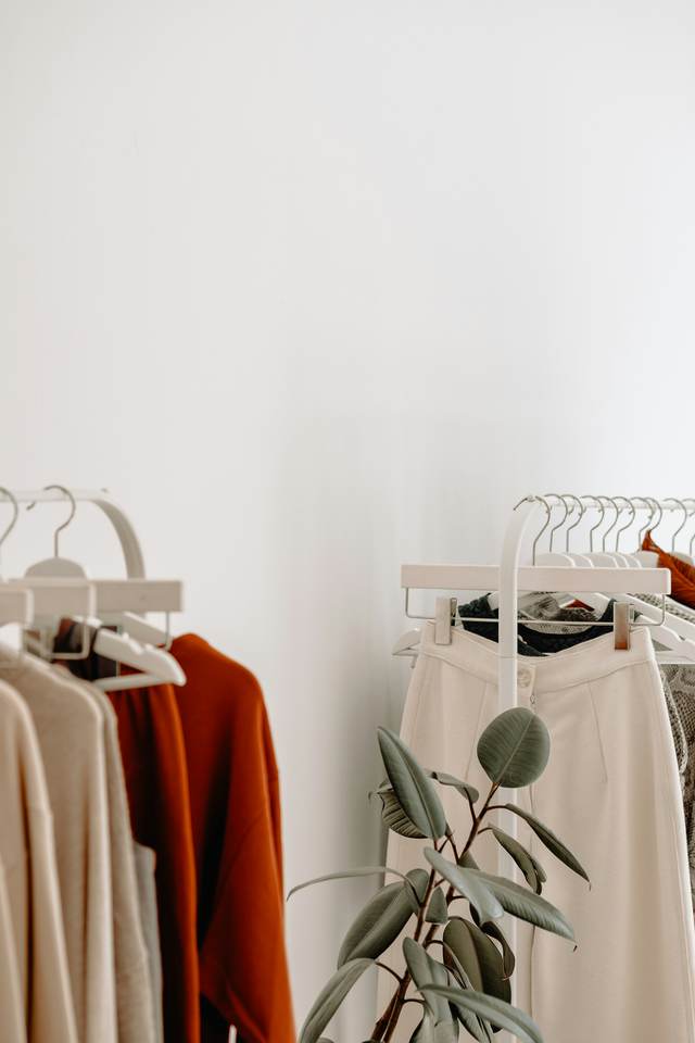 Rekken met kleding in zachte tinten
