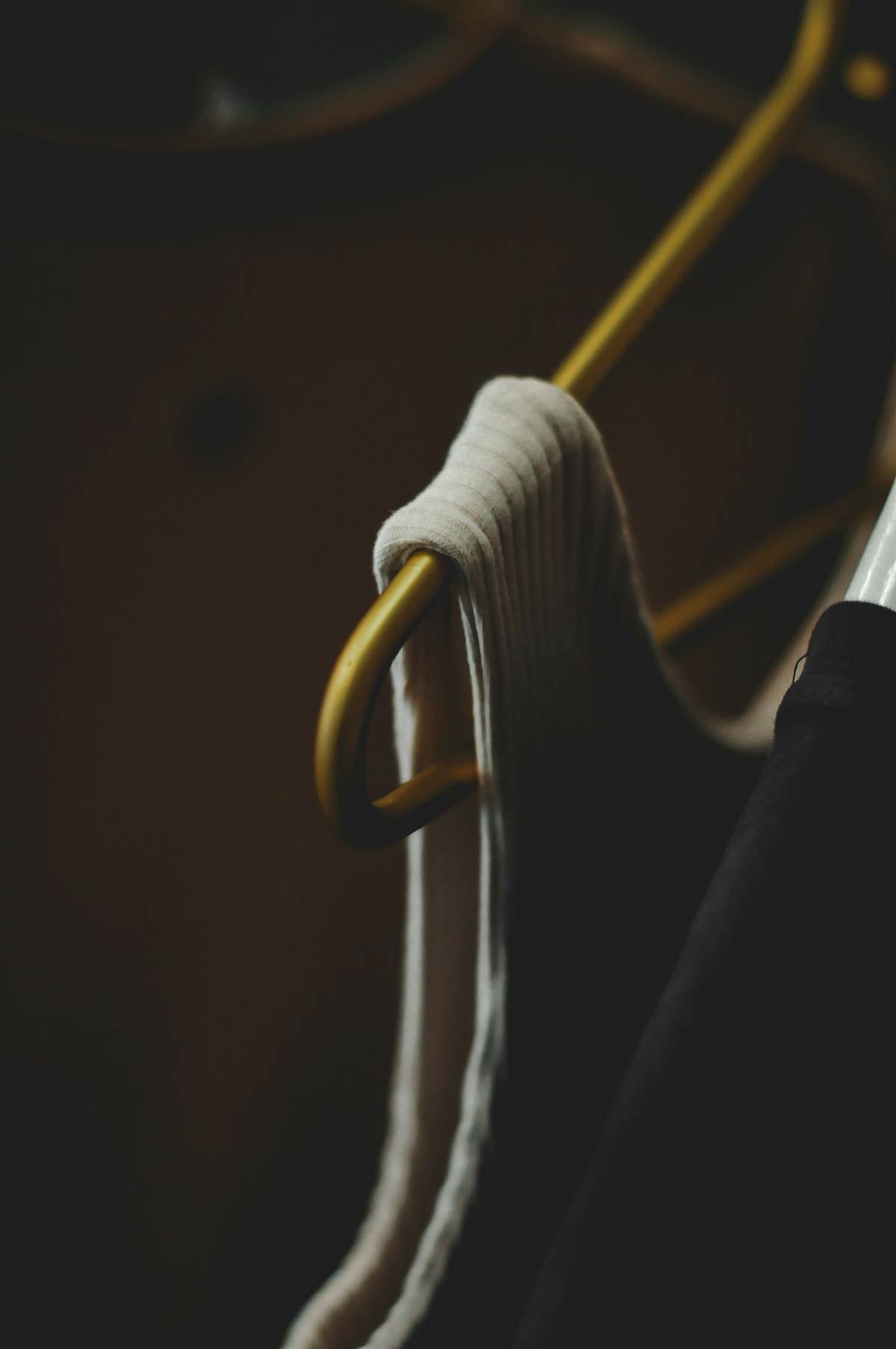 Een witte trui aan een gouden hanger